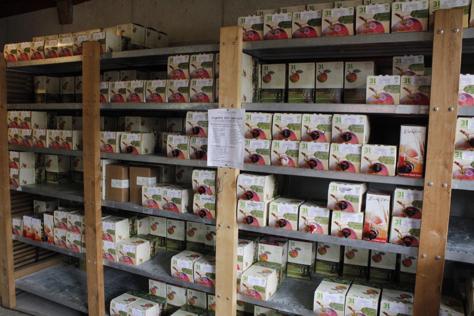 Regale mit Bio-Apfelsaft im Hoflager
