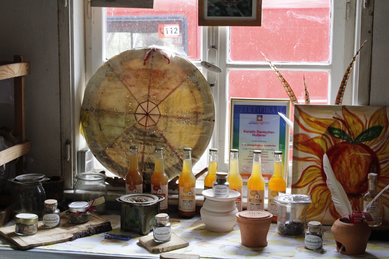 Saftflaschen und Räucherware am Fenster